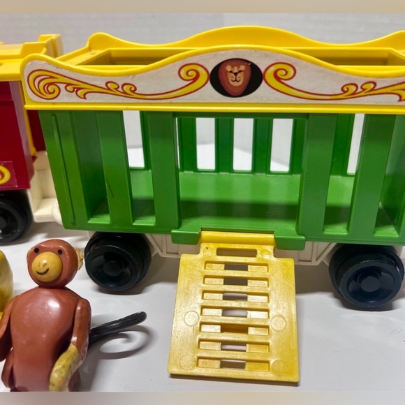 FISHER-PRICE- LITTLE PEOPLE VINTAGE CIRCUS TRAIN SET w 5 Figures & 3 Animals 🦁🐻🦧 - Picture 3 of 6